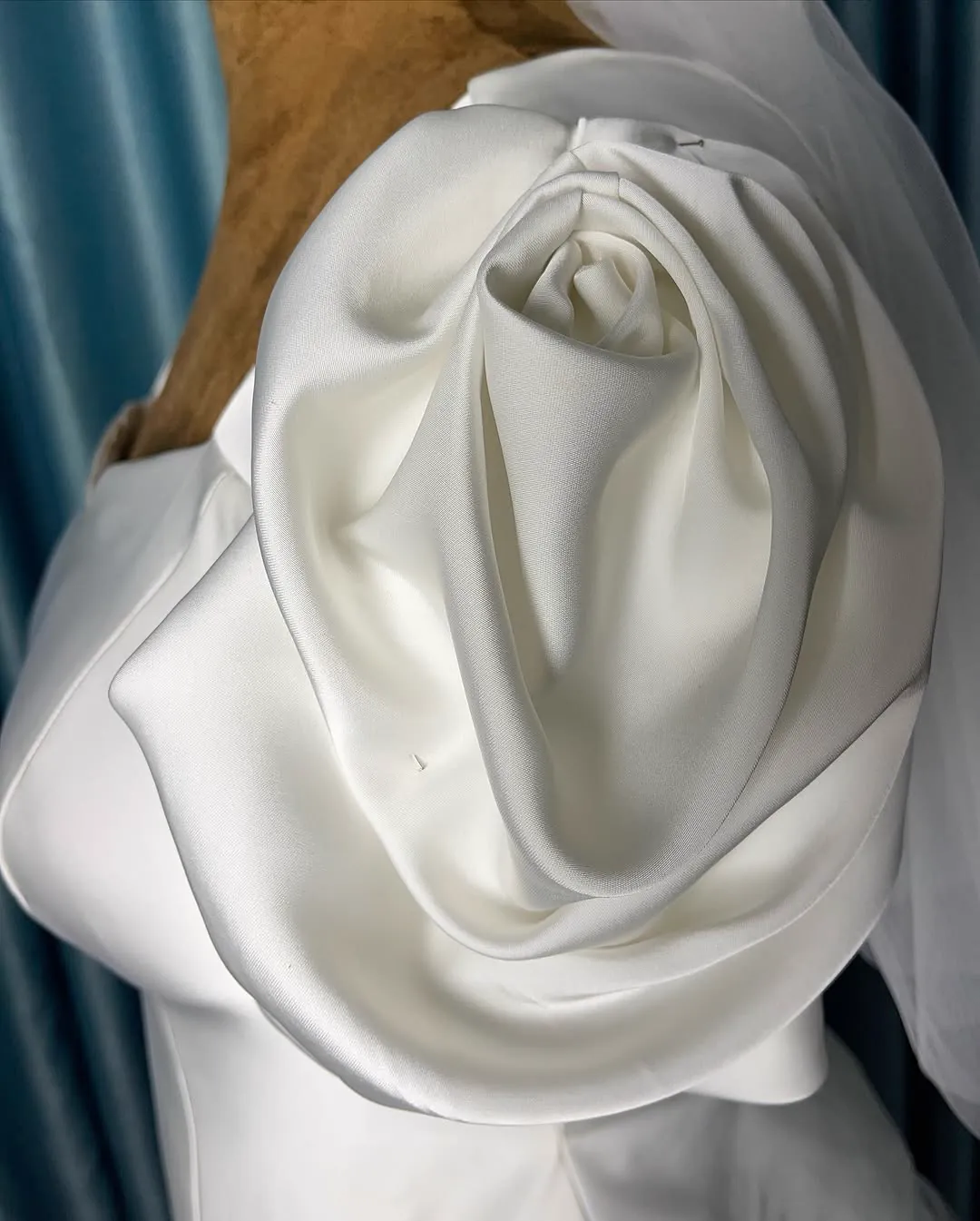 Back view of the Jiofit Corti set, showing the laced closure